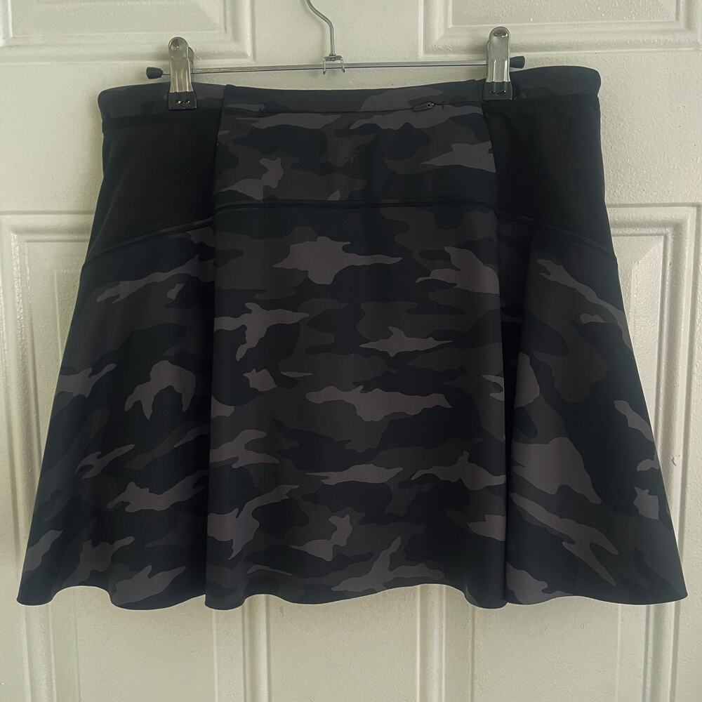 Athleta Match Point Printed Skort in Supersonic — Black/Gray Camo — Size M